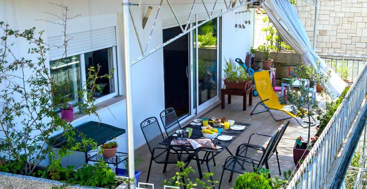 אומיס Cozy Apartments With Seafront Terraces מראה חיצוני תמונה