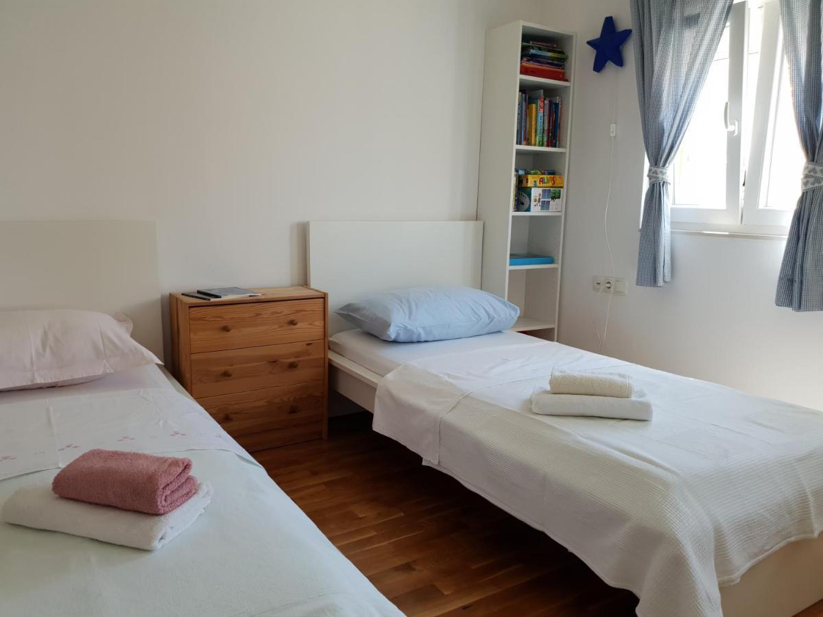 אומיס Cozy Apartments With Seafront Terraces מראה חיצוני תמונה