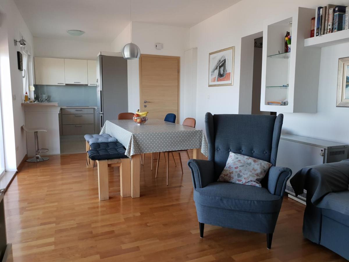 אומיס Cozy Apartments With Seafront Terraces מראה חיצוני תמונה