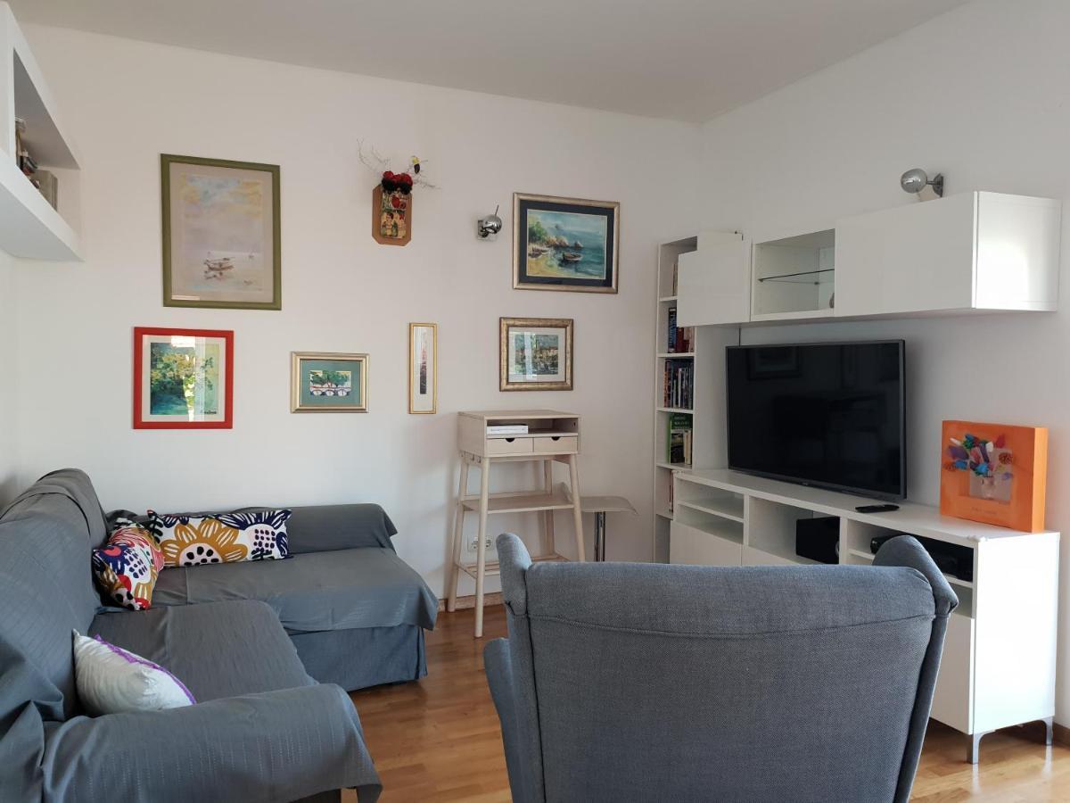 אומיס Cozy Apartments With Seafront Terraces מראה חיצוני תמונה