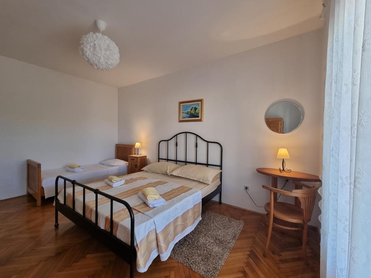 אומיס Cozy Apartments With Seafront Terraces מראה חיצוני תמונה
