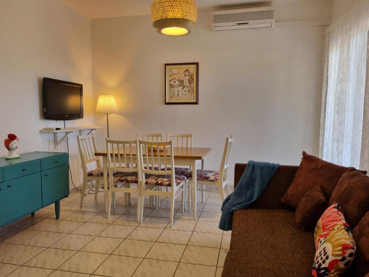 אומיס Cozy Apartments With Seafront Terraces מראה חיצוני תמונה