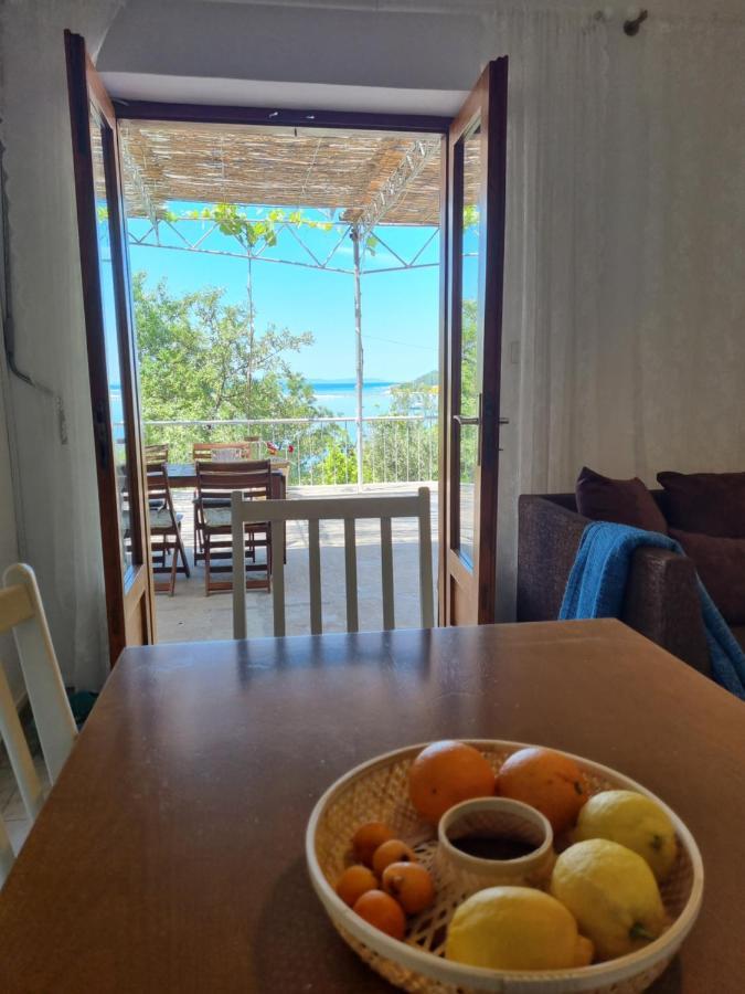 אומיס Cozy Apartments With Seafront Terraces מראה חיצוני תמונה