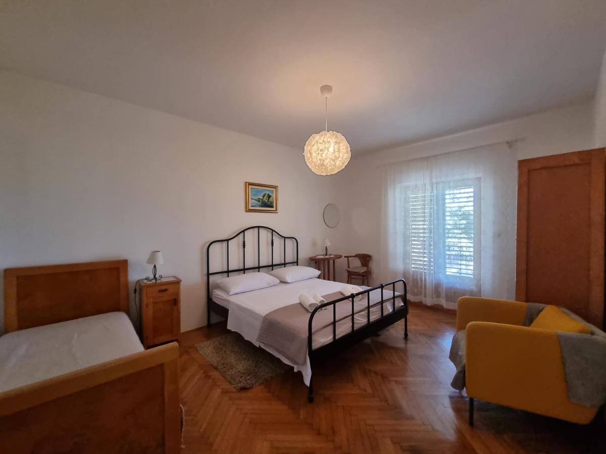 אומיס Cozy Apartments With Seafront Terraces מראה חיצוני תמונה