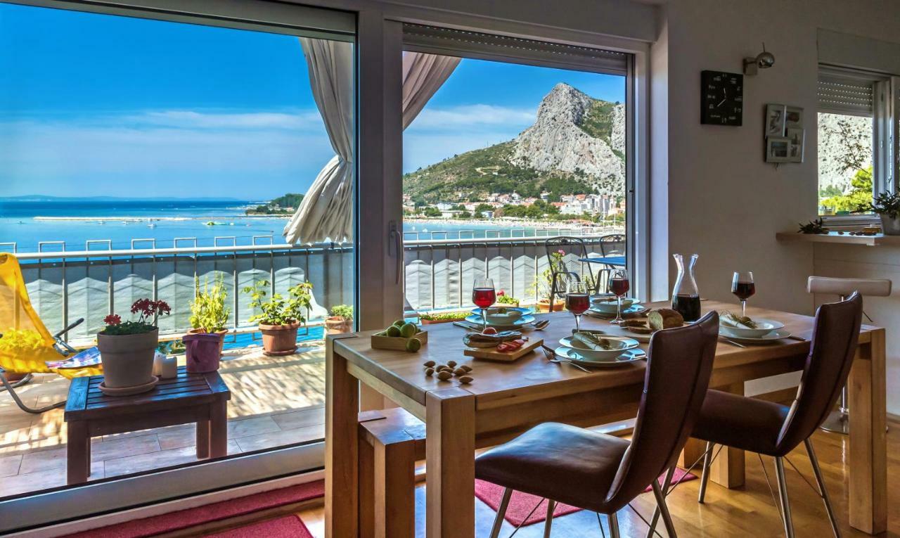 אומיס Cozy Apartments With Seafront Terraces מראה חיצוני תמונה