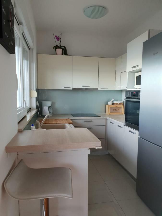 אומיס Cozy Apartments With Seafront Terraces מראה חיצוני תמונה