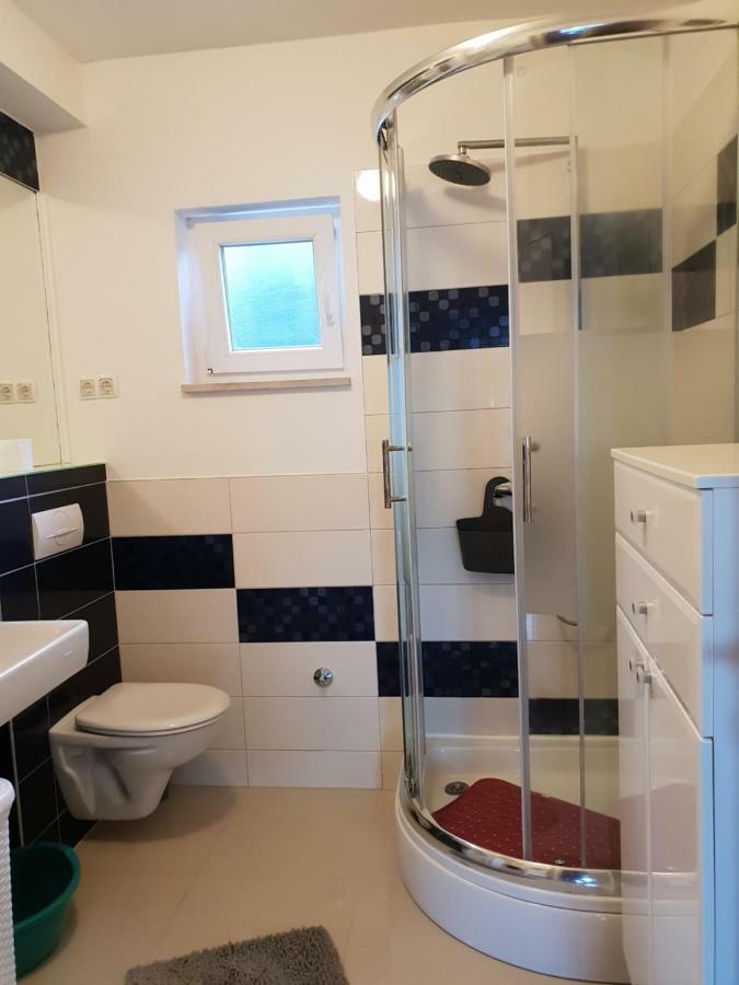 אומיס Cozy Apartments With Seafront Terraces מראה חיצוני תמונה