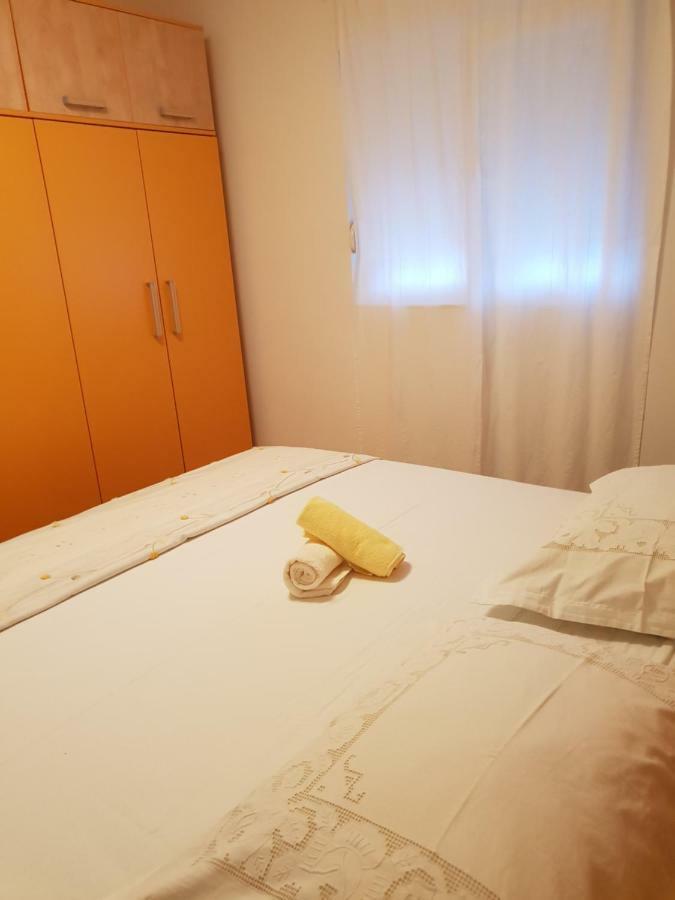 אומיס Cozy Apartments With Seafront Terraces מראה חיצוני תמונה
